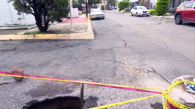 Vecinos de San Isidro exigen al SIAPA reparar socavón que lleva 5 semanas sin atención
