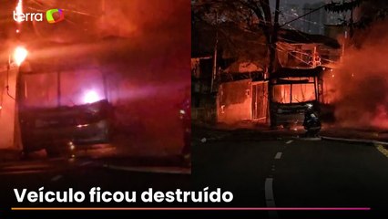 Ônibus pega fogo e mobiliza seis viaturas do Corpo de Bombeiros em São Paulo