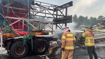 화물 트레일러가 차량 2대 추돌하고 불...2명 경상 / YTN