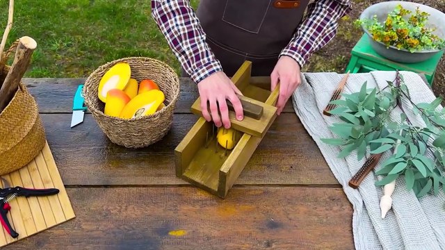 When a juicy mango crop is transformed into a beautiful accessory 🥭😍 #diy #accessory #fruity #plants #greenlife