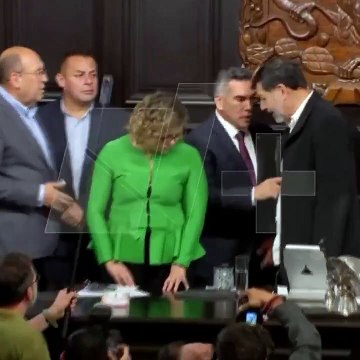 Des sénateurs mexicains en sont venus aux mains après un débat houleux sur des rumeurs d’intervention militaire américaine contre les cartels - Regardez