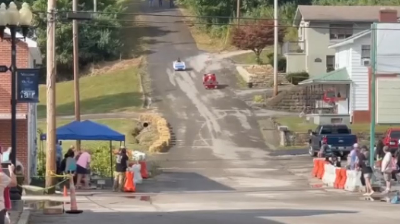 Gara di velocità tra pompieri e polizia, ma le auto sono in miniatura!