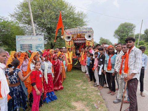 जयकारों के साथ मोतीवाड़ा से गोवर्धन धाम के लिए रवाना हुई पदयात्रा