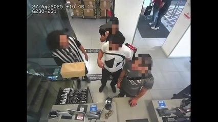 Shopping forsennato in Corso Vittorio Emanuele (ma la carta di credito è rubata)