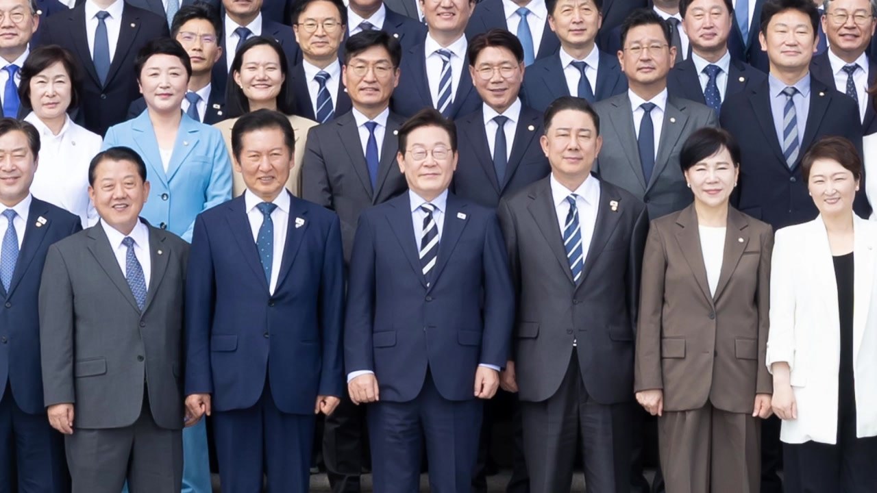 이 대통령 "개혁과제 잘 추진해 달라"...민주당 전 의원과 90분 오찬 / YTN
