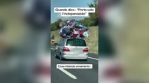 L'auto stracarica in direzione Genova finisce sui social