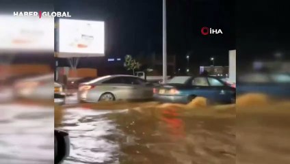 Suudi Arabistan'da şaşırtan görüntüler: Her şey suya gömüldü