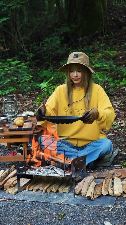 じゃがいもをいきなり揚げるのではなく 事前にコンソメスープで茹でます👍