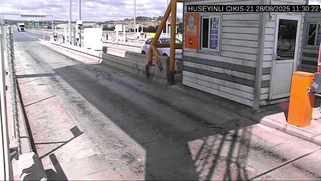 İstanbul Çekmeköy’de Hüseyinli Gişeleri’nde ve otoyolda jandarma aracına çarpan tırın sürücüsü gözaltına alındı. Araçta yapılan aramada uyuşturucu madde ele geçirildi.