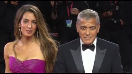 A Venezia Clooney (con sinusite) sul red carpet, Emma Stone "aliena"