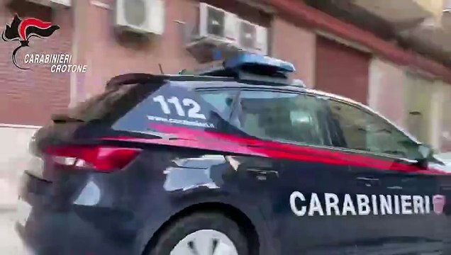 Aggredisce l’ex moglie con un coltello: arrestato pensionato a Roccabernarda