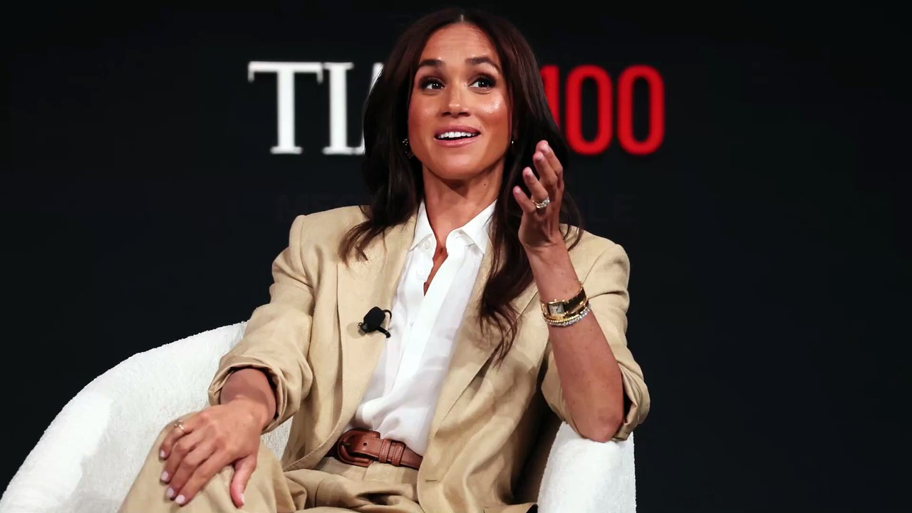 Meghan Markle, con il tailleur oversize porta il "quiet luxury" sul palco del "Time100"