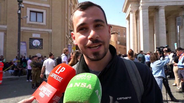 Papa Francesco, migliaia di fedeli in Piazza San Pietro: «Era uno di noi, uno del popolo»