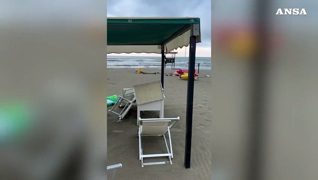 Tromba d'aria in Versilia, diversi stabilimenti danneggiati a Pietra Santa