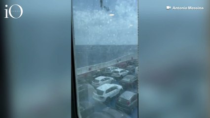 Il mare si scatena sullo Stretto di Messina: la burrascosa traversata del traghetto