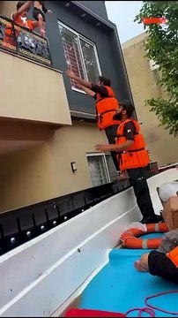 🌊 Pakistan Floods 2025: Child Rescued Amid Nation’s Worst Climate Disaster