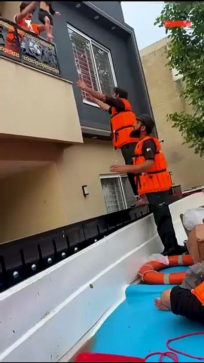 🌊 Pakistan Floods 2025: Child Rescued Amid Nation’s Worst Climate Disaster