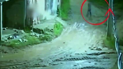 Homem é flagrado perseguindo mulher e a agarrando na rua