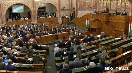 L'Ungheria cambia la Costituzione: "Esistono solo maschi e femmine"