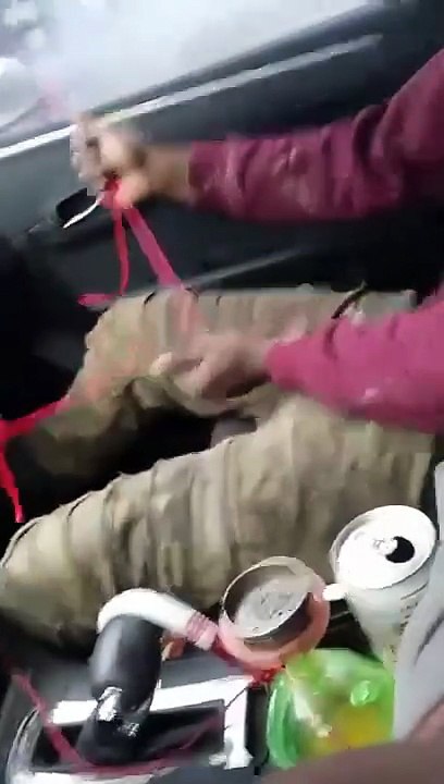 Ce passager joue les copilotes pour les essuie-glaces