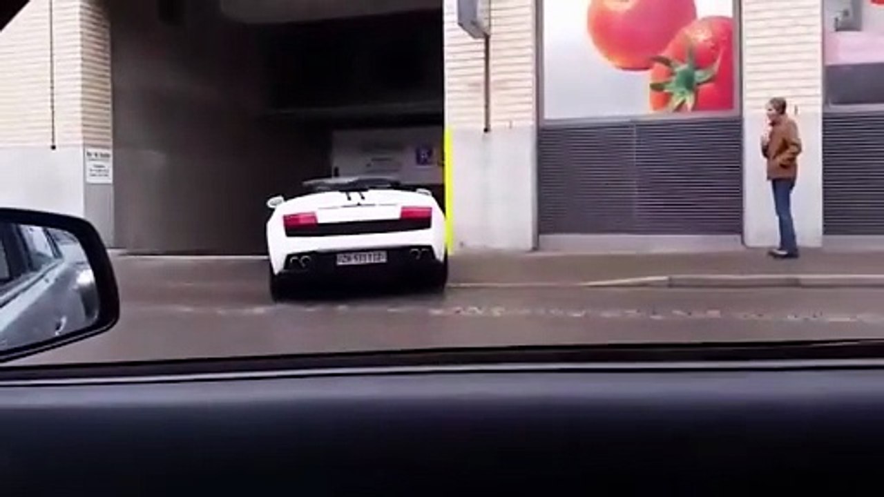 Il fait le débile en entrant dans un parking avec sa Lamborghini !