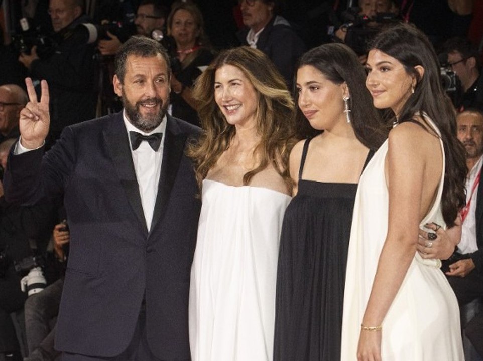 Adam Sandler zeigt sich ungewohnt schick auf dem roten Teppich