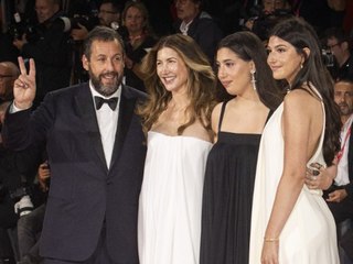 Adam Sandler zeigt sich ungewohnt schick auf dem roten Teppich