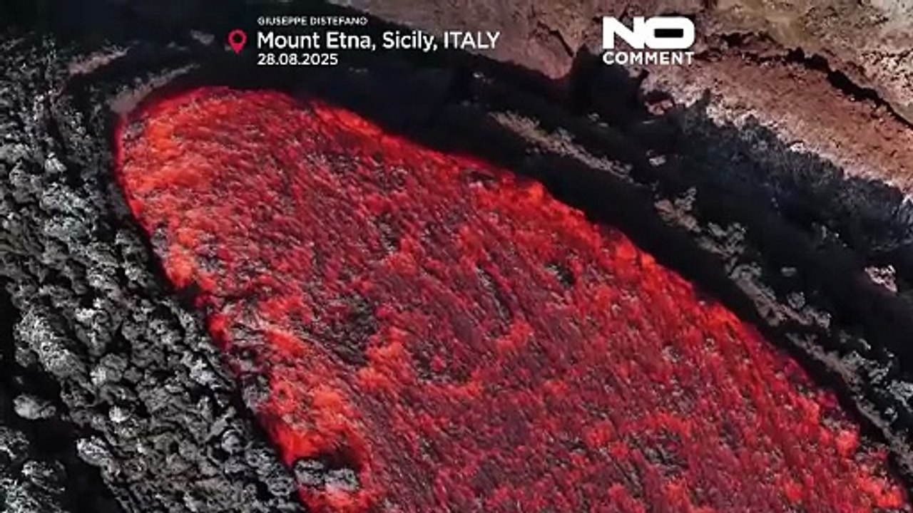 L'Etna si illumina di lava mentre le eruzioni accendono il cielo notturno