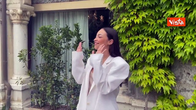 Venezia 82, Valentina Cabassi in posa per i fotografi al Lido per la Mostra del Cinema