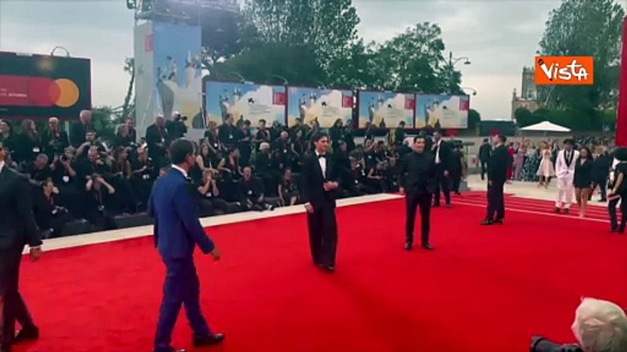 Venezia 82, Matteo Guerrieri sfila sul red carpet del film Bugonia alla Mostra del cinema