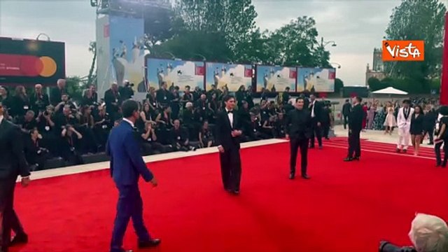 Venezia 82, Matteo Guerrieri sfila sul red carpet del film Bugonia alla Mostra del cinema