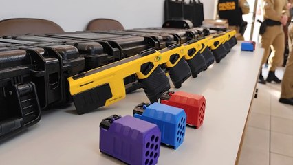 Reforço na segurança pública: Batatinha entrega armas de choque à PM e promete novos fuzis calibre 5,56