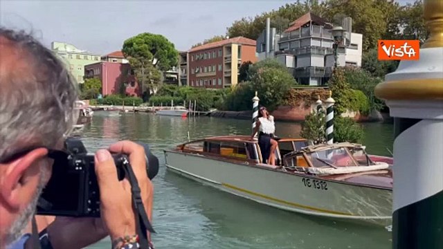 Venezia 82, Caterina Milicchio in posa per i fotografi al Lido per la Mostra del Cinema