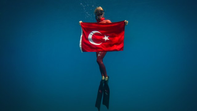 Dünya Serbest Dalış Rekortmeni Şahika Ercümen’den ‘Zafer Anı Dalışı’