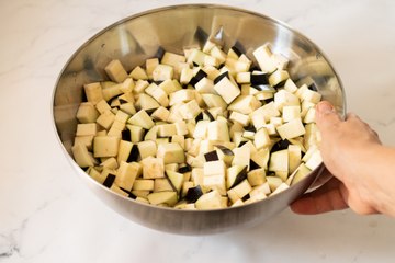 ¡Adiós al Amargor! Truco Infalible para Preparar Berenjenas Como un Chef 🍆