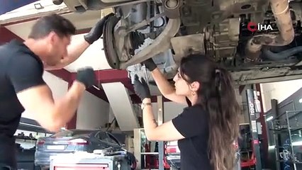 Eleman bulmakta sıkıntı çekti, eşini yanına alıp usta olarak yetiştirdi