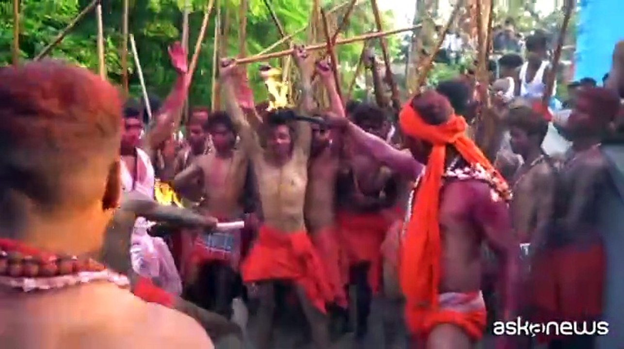 In India rituali, danze e colori per il Gajan in onore di Shiva