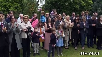 Re Carlo pianta a Roma l'albero donatogli da Mattarella