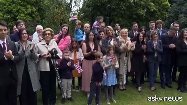 Re Carlo pianta a Roma l'albero donatogli da Mattarella