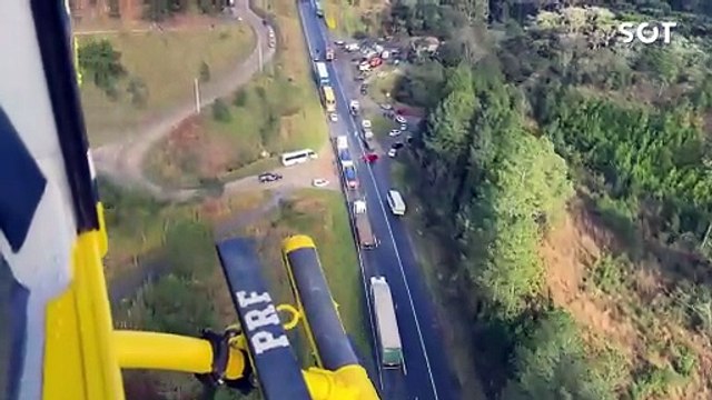Micro-ônibus da saúde tomba após colisão com carretas e deixa mortos e feridos na BR-116 no Paraná