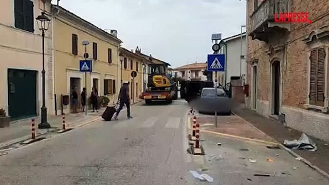Pesaro, nella notte fatto esplodere sportello bancomat: rapinatori in fuga