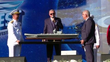 Erdoğan konuşurken Amiral ve Bakan Güler masa taşıdı