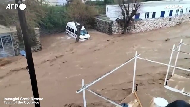 Il maltempo flagella l'isola greca di Paros, auto trascinate dall'acqua