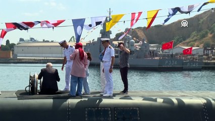 TCG Sakarya ve TCG Hızırreis denizaltılarına ziyaretçilerden yoğun ilgi