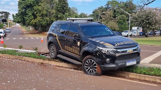 Viatura da Polícia Federal se envolve em acidente na Avenida Tancredo Neves em Cascavel