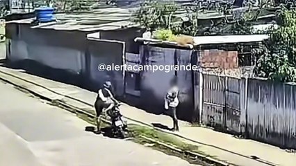 Título: Assalto à luz do dia em Campo Grande, Recife: Mulher é roubada enquanto caminhava no bairro