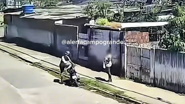 Título: Assalto à luz do dia em Campo Grande, Recife: Mulher é roubada enquanto caminhava no bairro