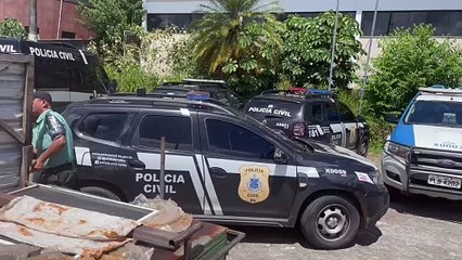 Assista ao momento em que zelador suspeito de espancar moradora chega para audiência de custódia