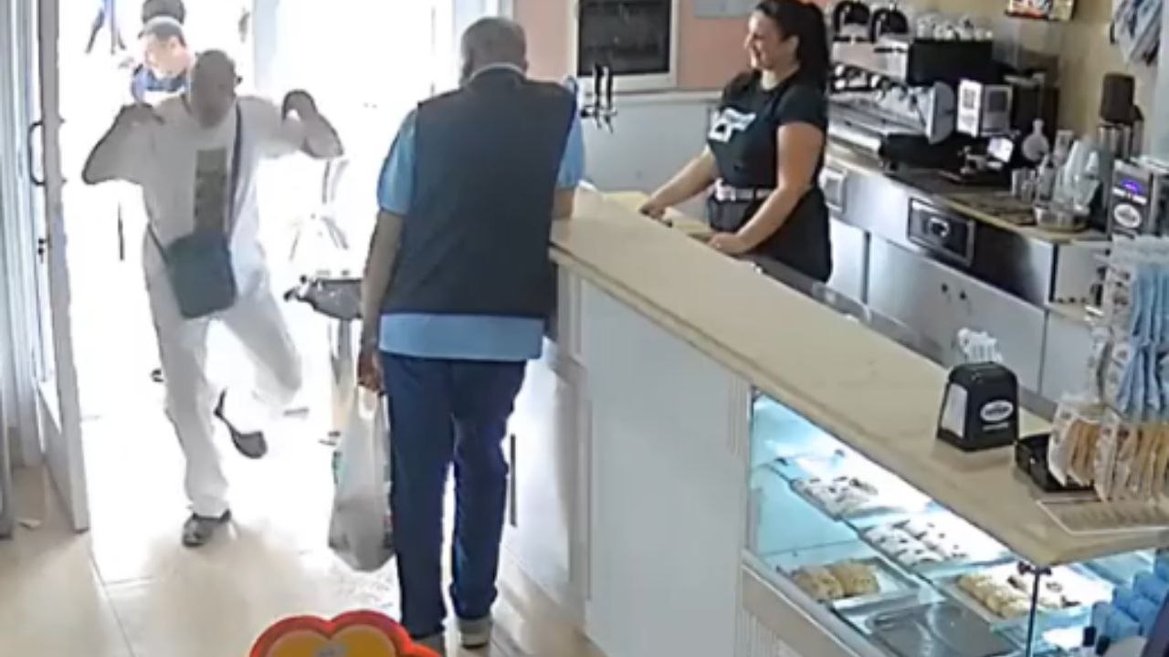 'Tiger Man' dances his way into cafe & lights up the place with his roar-some mood