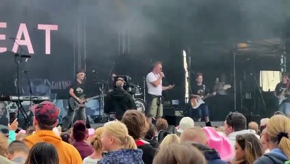 Warm up acts take to the stage at Blackpool Illuminations 2025 Switch On